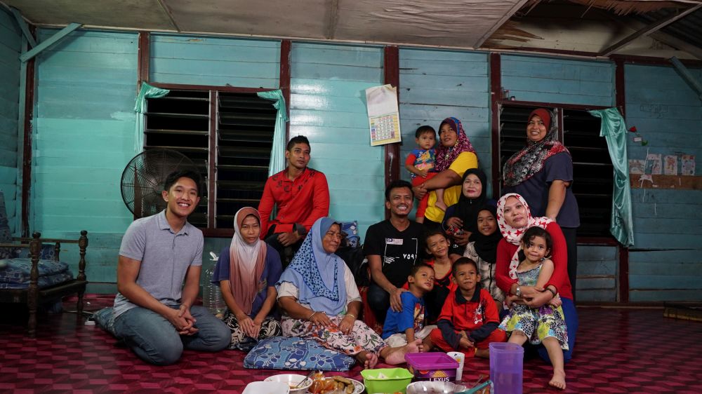 The small family of fishermen were filmed receiving a visit from Faizal Tahir and Aziz Harun, allowing a glimpse into their daily lives and struggles. u00e2u20acu201d Picture courtesy of Warner Music