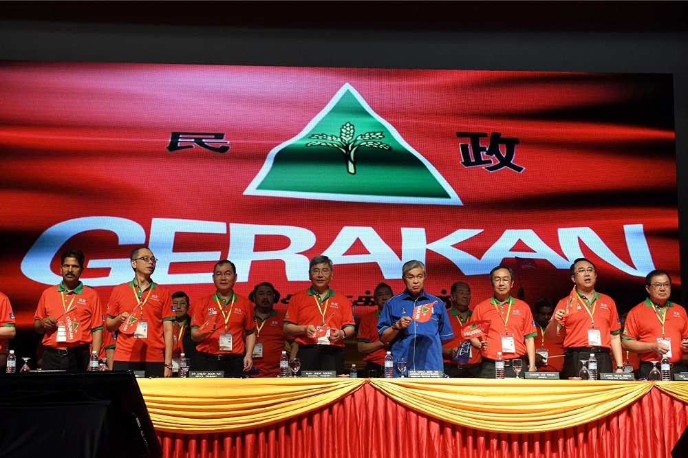 Datuk Seri Ahmad Zahid Hamidi (lima dari kiri) menyanyikan lagu bersama sebahagian daripada perwakilan ketika menghadiri Persidangan Perwakilan Nasional di Menara PGRM di Kuala Lumpur 12 November, 2018. u00e2u20acu201d Foto Bernama