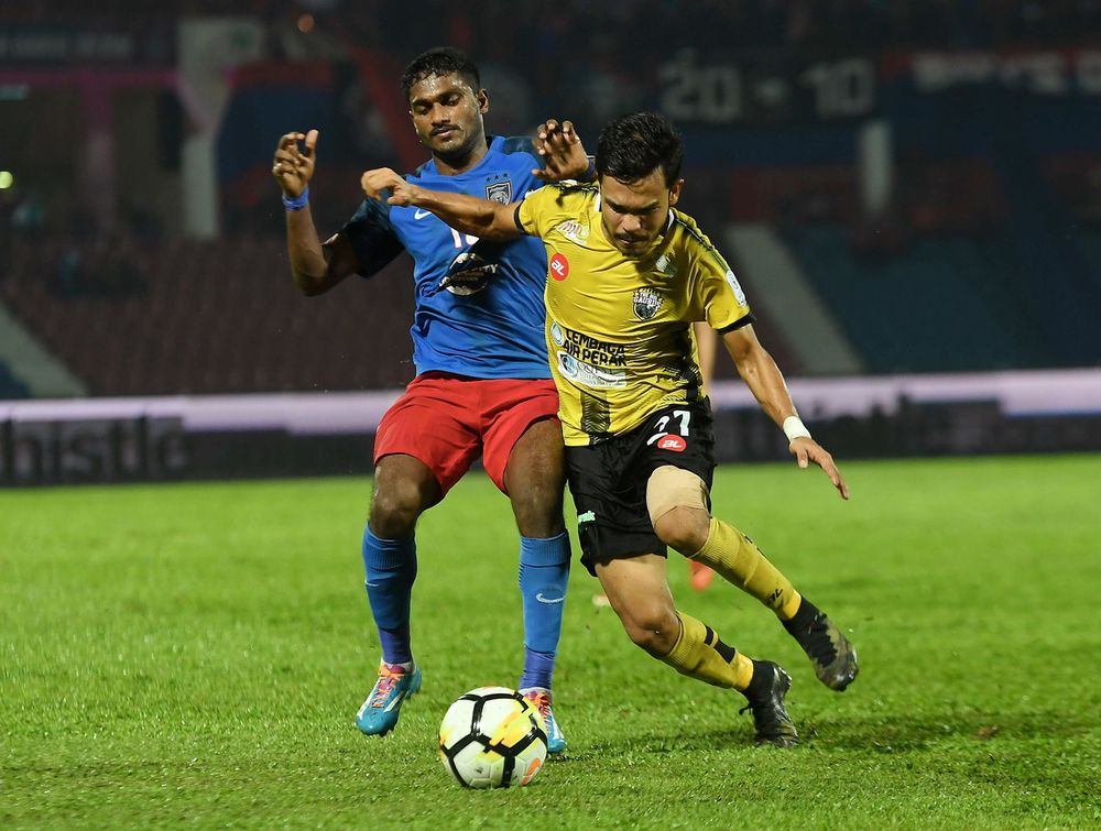 JDT player S Kunanlan challenging Perak player Nazirul Naim Che Hashim during their Super League match at Stadium Tan Sri Hassan Yunos in Larkin, June 2, 2018. u00e2u20acu201d Bernama pic