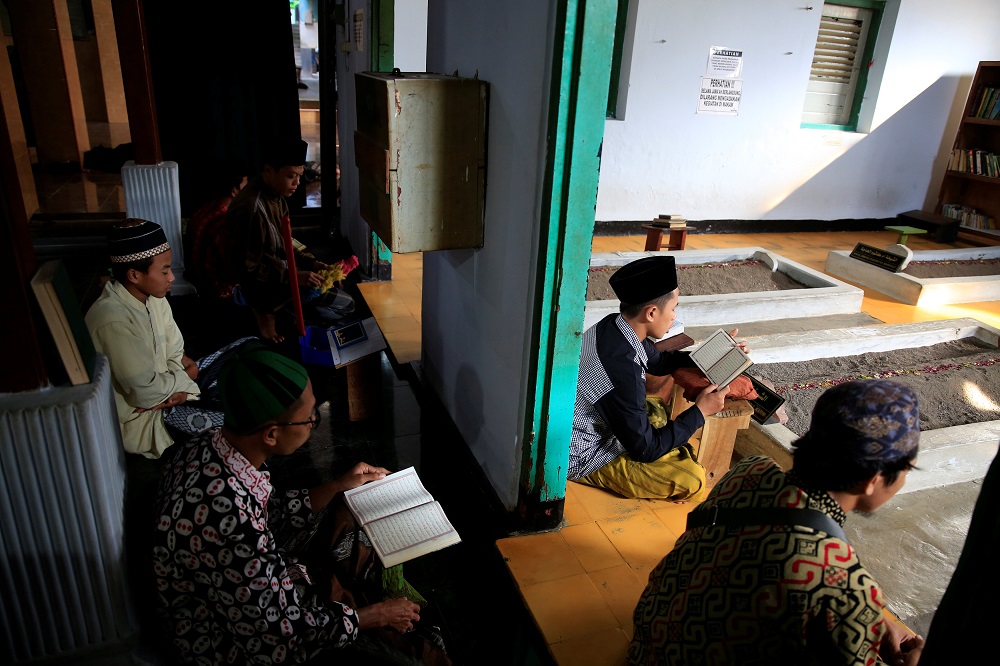 Students read Islamic scriptures at ancestral graves, during the holy month of Ramadan at Lirboyo Islamic boarding school in Kediri, Indonesia May 18, 2018. u00e2u20acu201d Reuters pic