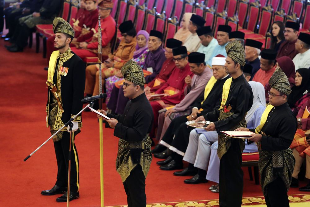 Amirudin Shari is sworn in as Selangor mentri besar in the presence of Sultan of Selangor Sultan Sharafuddin Idris Shah at the Alam Shah Palace in Klang June 19, 2018. u00e2u20acu201d Picture by Yusof Mat Isa