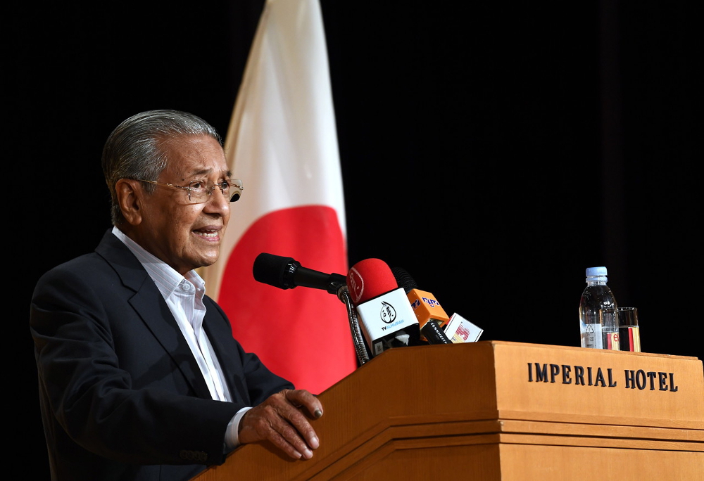 Tun Dr Mahathir Mohamad gives a speech during dinner with Malaysians living in Japan in Tokyo, June 10, 2018. u00e2u20acu201d Bernama pic