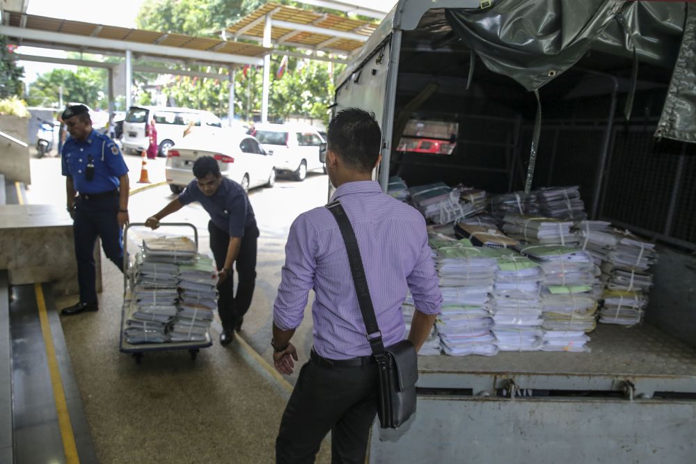 MACC officers load documents seized from the Kuala Lumpur City Hall headquarters onto a truck June 5, 2018. u00e2u20acu201d Picture by Yusof Mat isa