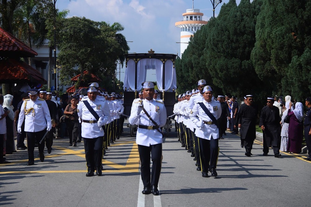Going by Johor’s unique royal traditions, 40 Johor Military Force soldiers pull the pedestal containing Enche’ Besar Hajah Khalsom Abdullah’s remains in a funeral procession June 6, 2018.