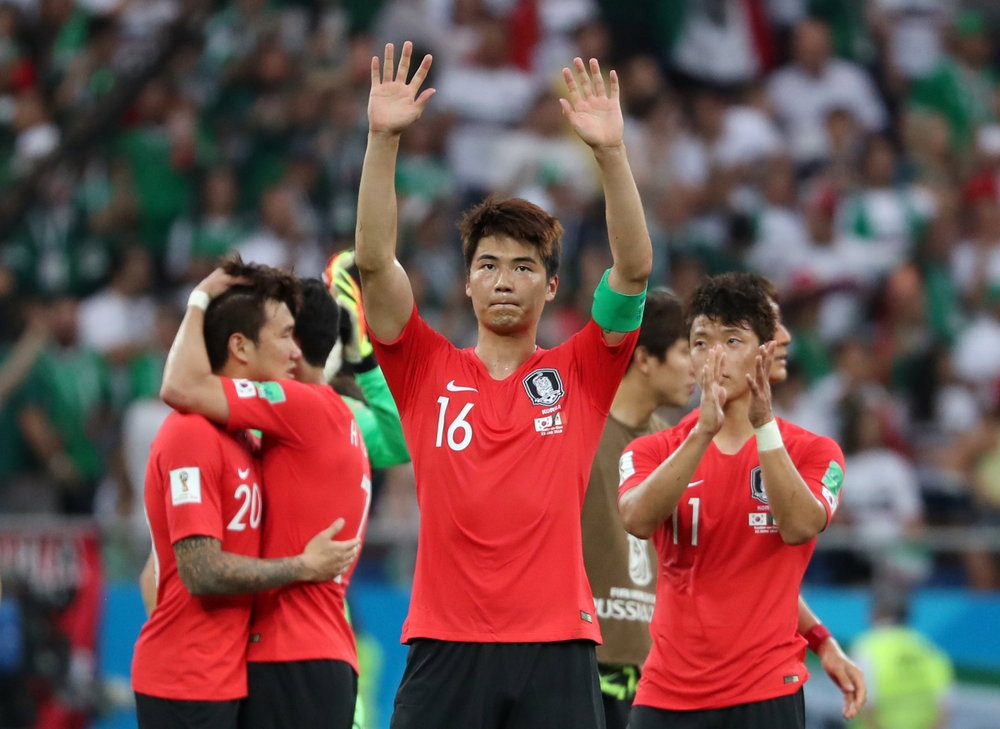 South Korea's Ki Sung-yueng (centre) applauds fans after the World Cup Group F match with Mexico in Rostov-on-Don June 23, 2018. u00e2u20acu201d Reuters pic