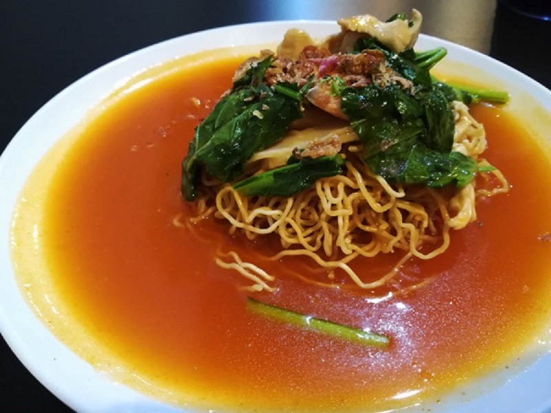 Crispy tomato noodles, like the one served at Restoran Dapur Sarawak, is one of the much-loved dishes in Kuching.