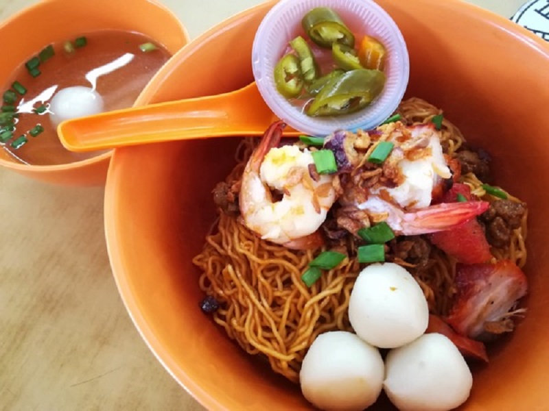 At Sarawak Corner, the noodle used for ‘kolo mee’ is of the curly and springy kind, just like what you’d find in Sarawak.