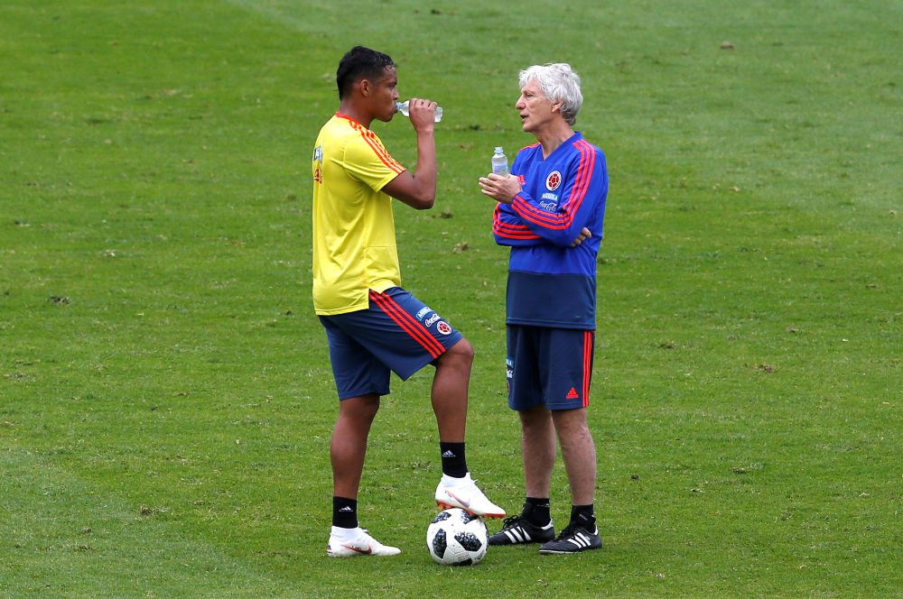Colombia's national soccer coach Jose Pekerman (R) talks to Luis Muriel. u00e2u20acu201d Reuters pic