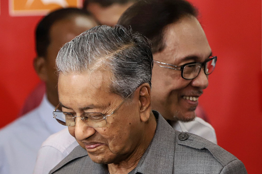 Tun Dr Mahathir Mohamad  (depan) selepas sidang media mendedahkan tindakan pegawai kerajaan berkempen untuk BN. Datuk Seri Anwar Ibrahim hadir sama. u00e2u20acu201d Foto oleh Azneal Ishak