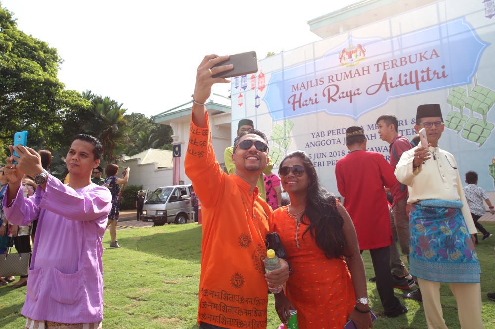 People take selfies during the prime ministeru00e2u20acu2122s Aidilfitri open house in Putrajaya June 15, 2018. u00e2u20acu201d Picture by Choo Choy May