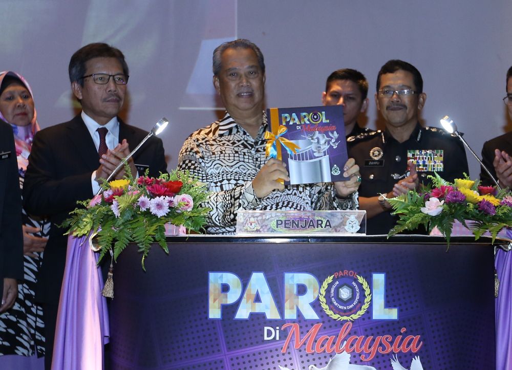 Muhyiddin (centre) said that with the corruption scandals Malaysia was facing, his aim was to improve Malaysiau00e2u20acu2122s position on indices tracking corruption and the perception of graft. u00e2u20acu201d Picture by Zuraneeza Zulkifli