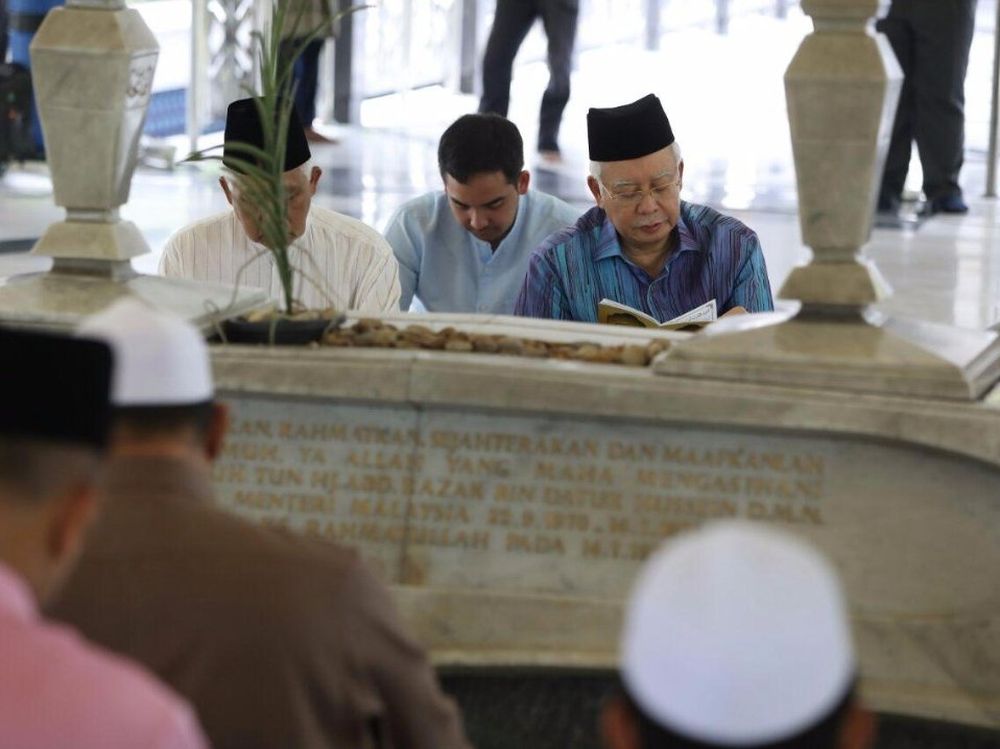 Datuk Seri Najib Razak visited his late fatheru00e2u20acu2122s grave today. u00e2u20acu2022 Picture via Twitter/Mohd Najib Tun Razak