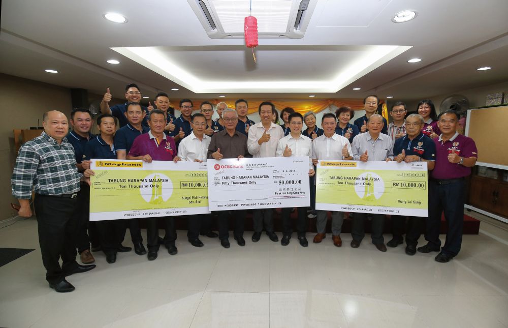 The Perak Han Kang Kong Hoey association and its leaders donated a total amount of RM70,000 to Tabung Harapan Malaysia. u00e2u20acu2022 Picture by Marcus Pheong