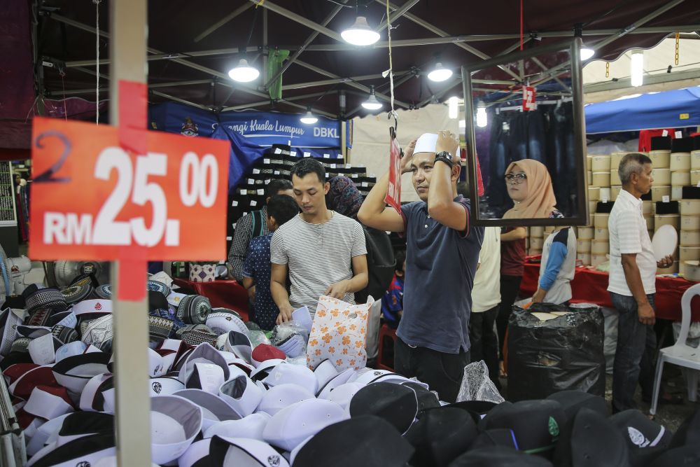 People are seen shopping at the Jalan Tunku Abdul Rahman Ramadan bazaar in Kuala Lumpur June 9, 2018.  u00e2u20acu2022 Picture by Yusof Mat Isa