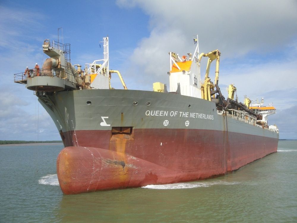 The giant Dutch sand dredger Queen of the Netherlands has been recently spotted in Johoru00e2u20acu2122s waters, suspiciously making its way to Singapore in what is believed to be part of illegal sand smuggling activity. u00e2u20acu201d Picture courtesy of www.shipspotting.com