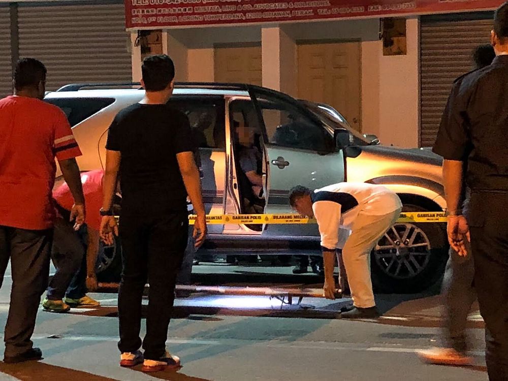 Chu Phan Hoo was found dead (pic) after shooting himself inside a Toyota Fortuner at Simpang Dua, about 10 kilometres from where he had earlier shot Ling Iu King, 66. u00e2u20acu2022 Bernama pic