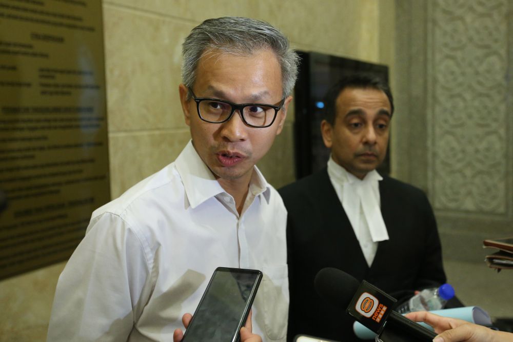Tony Pua (left) is seen with lawyer Malik Imtiaz Sarwar at the Federal Court in Putrajaya June 20, 2018. u00e2u20acu2022 Picture by Azinuddin Ghazali