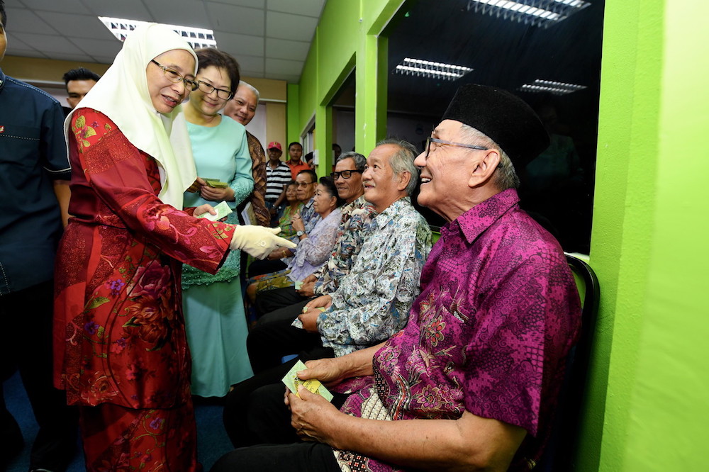 Datuk Seri Dr Wan Azizah speaking to the residents of the Air Panas Old Folks Home in Tawau today. u00e2u20acu201d Bernama pic 