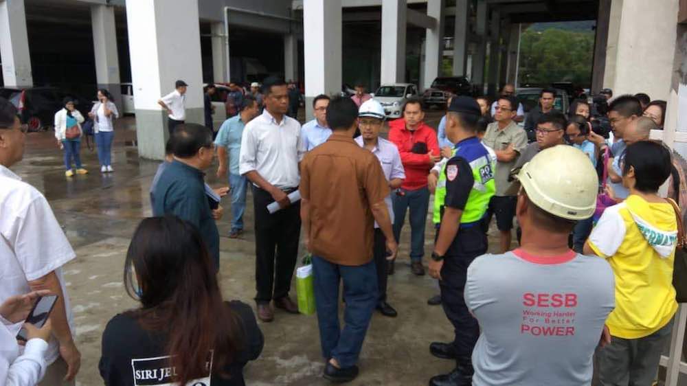 1Borneo Hypermall management is in negotiations with power company SESB to connect the power after it was turned off at 8.30am leaving the mall empty and in darkness.