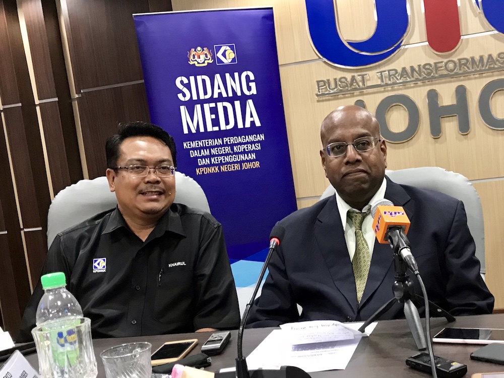 Ramakrishnan (right) says Johor wants to develop an umbrella organisation for consumer rights. u00e2u20acu201d Picture by Ben Tan