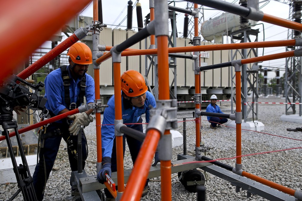 TNB staff at work on site. u00e2u20acu201d Picture by Azneal Ishak