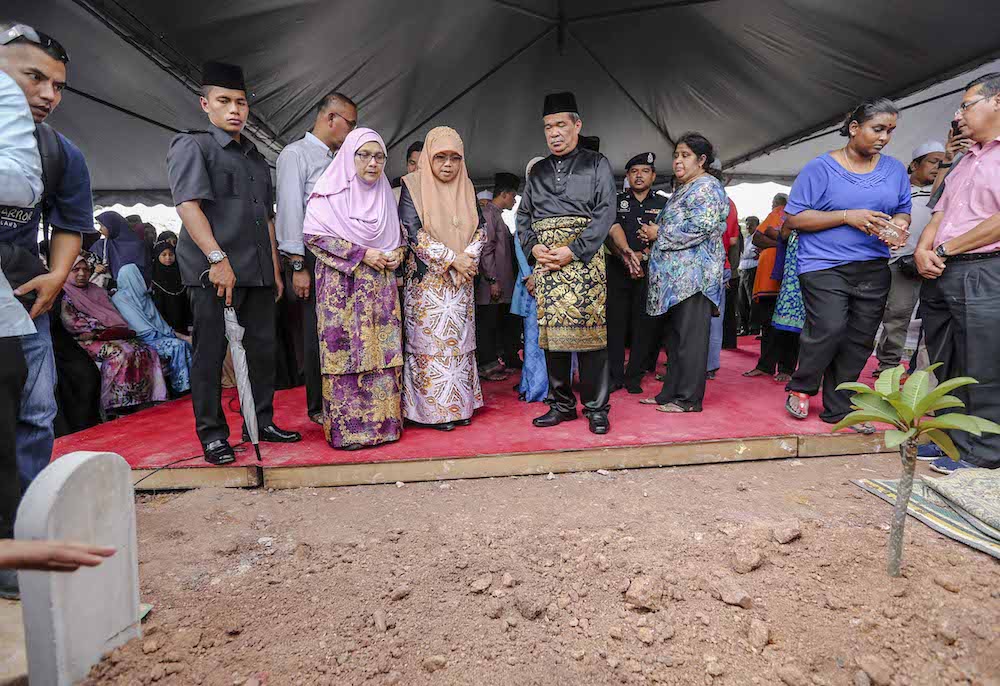 Defence Minister Mohamad Sabu pays his last respects at the funeral of late Sungai Kandis assemblyman Mat Shuhaimi Shafiei at the Shah Alam Muslim cemetery. u00e2u20acu201d Picture by Firdaus Latif