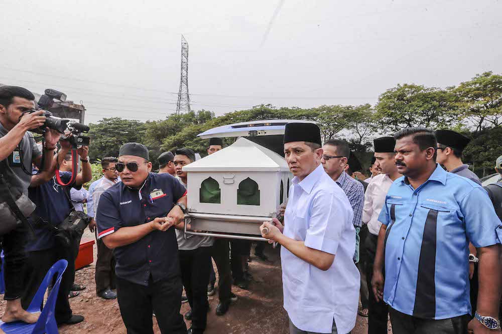 Economic Affairs Minister Datuk Seri Mohamed Azmin Ali at the funeral of late Sungai Kandis assemblyman Mat Shuhaimi Shafiei at Shah Alam Muslim cemetery. u00e2u20acu201d Picture by Firdaus Latif