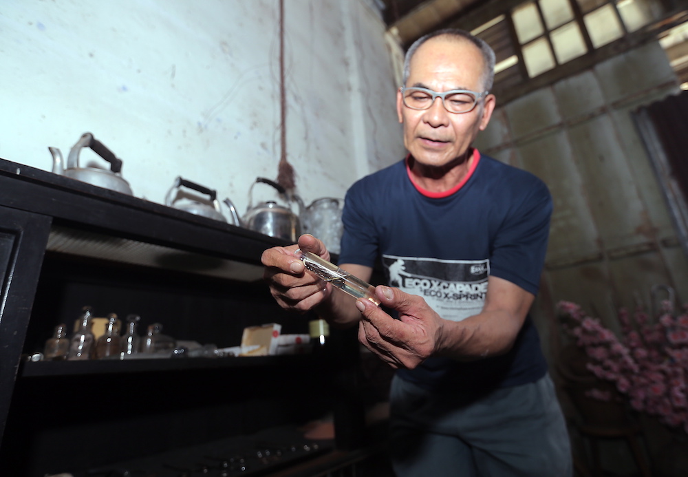 Law shows some of the medical items that are similar to the ones used by Sybil Kathigasu during the Japanese Occupation to treat resistance fighters. — Picture by Farhan Najib