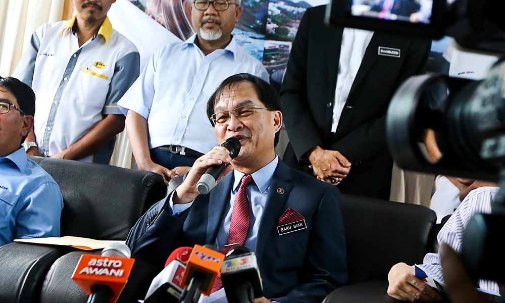 Works Minister Baru Bian speaks during a press conference in Batu Maung July 6, 2018. u00e2u20acu201d Picture by Sayuti Zainudin