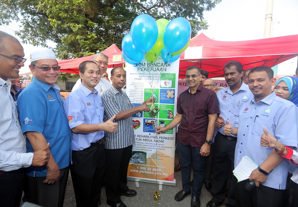 Human Resources Minister M. Kulasegaran (fourth left) and officials from various government agencies under the ministry at the launch of the ministry's public service centre at Pasar Awam Kg Tawas in Ipoh July 7, 2018. u00e2u20acu201d Picture by Farhan Najib