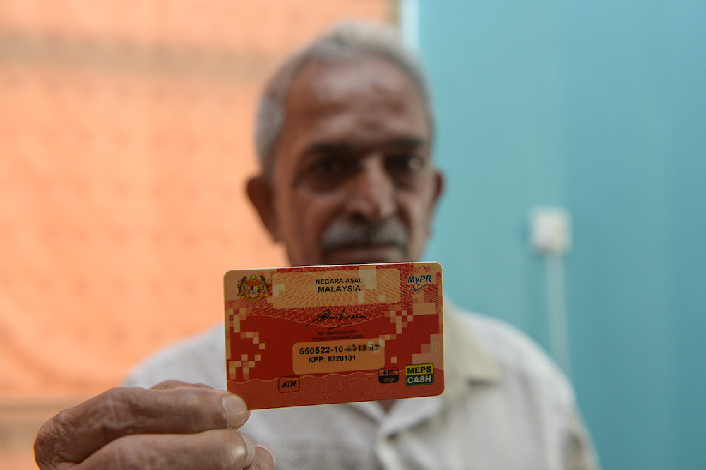 Mariappan Muthiah shows his permanent resident card stating his birth country is Malaysia during ‘Program Mendaftar Anak Malaysia’ program in Bandar Bukit Tinggi July 8, 2018. — Picture by Mukhriz Hazim