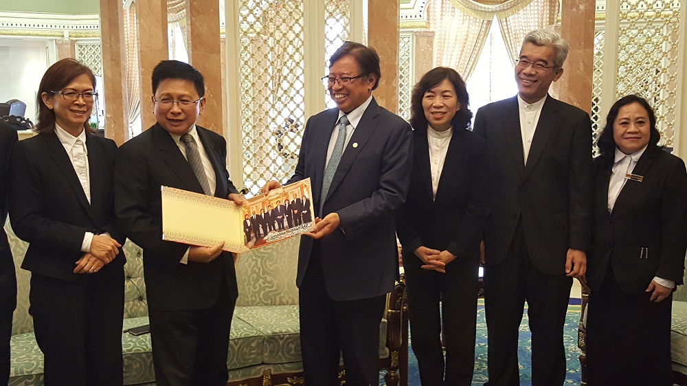 Chief Judge of Sabah and Sarawak, Tan Sri Richard Malanjum (second left), receiving a group photograph during a courtesy call from Sarawak Chief Minister Datuk Patinggi Abang Johari Openg (third left) in Kuching July 11, 2018. u00e2u20acu201d Picture by Sulok Tawie