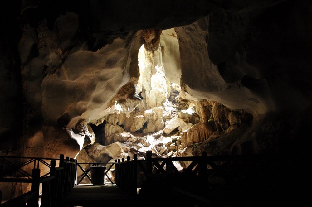 Limestone formations in the Wind Cave. — Picture courtesy of Sarawak Tourism Board