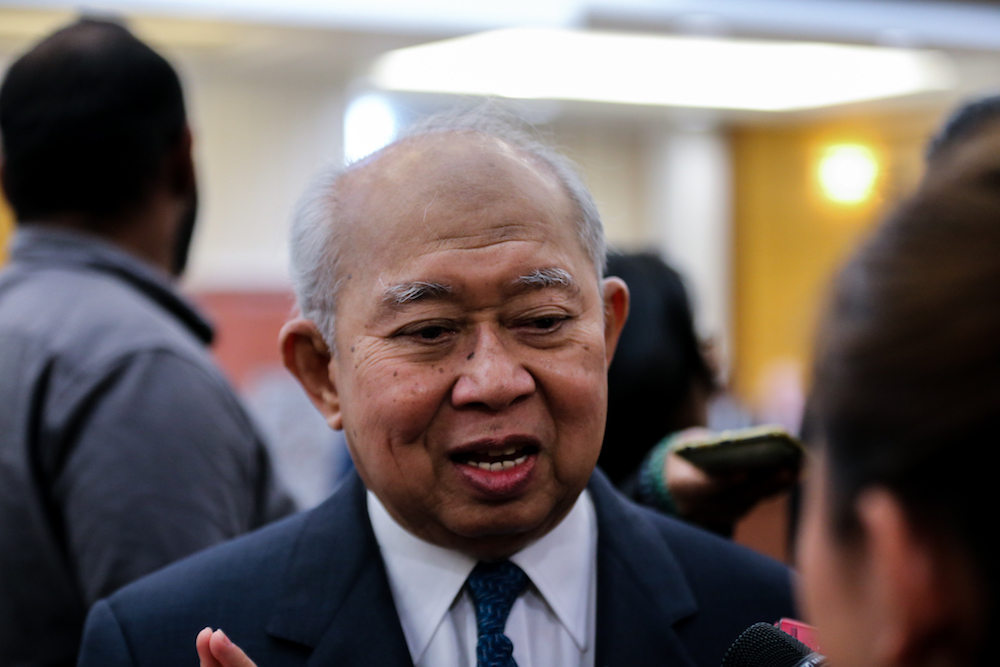 Tan Sri Tengku Razaleigh Hamzah speaks to reporters in the lobby of Parliament in Kuala Lumpur July 19, 2018. u00e2u20acu201d Picture by Ahmad Zamzahuri