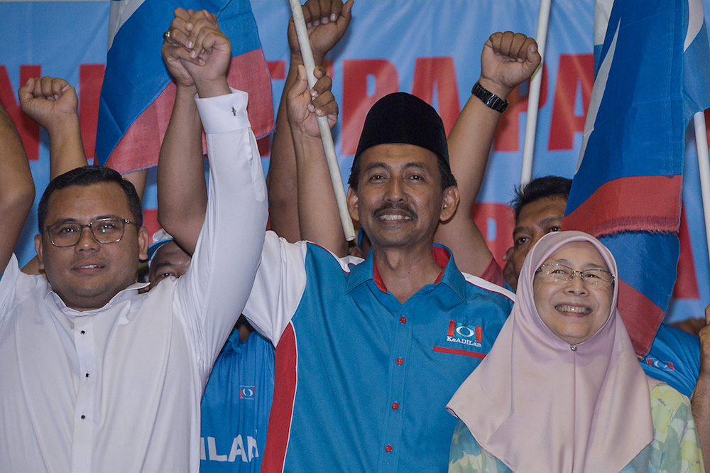 Mohd Zawawi Ahmad Mughni (centre) is PKRu00e2u20acu2122s candidate for the Sungai Kandis by-election. u00e2u20acu201d Picture by Mukhriz Hazim