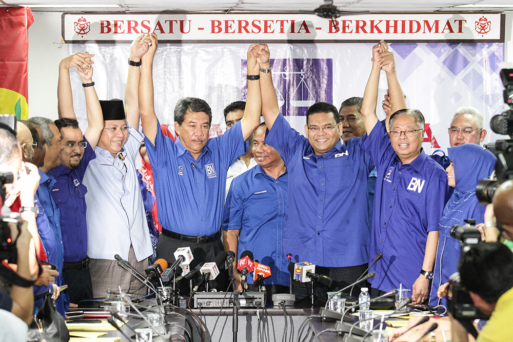Datuk Lokman Noor Adam (glasses, 2nd right) is the Umno candidate for the Sungai Kandis by-election. u00e2u20acu201d Picture by Miera Zulyana