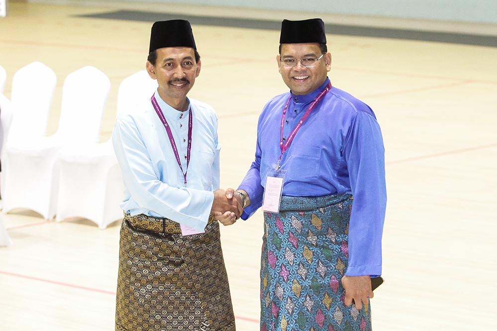 Candidates for the Sungai Kandis by-election, PKRu00e2u20acu2122s Mohd Zawawi Ahmad Mughni (left) and Datuk Lokman Noor Adam from BN (right), at Dewan Besar Tanjung in Shah Alam July 21, 2018. u00e2u20acu201d Picture by Miera Zulyana