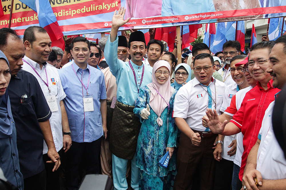 PKRu00e2u20acu2122s candidate for the Sungai Kandis by-election, Mohd Zawawi Ahmad Mughni (left) and party president Datuk Seri Dr Wan Azizah Wan Ismail at Dewan Besar Tanjung in Shah Alam July 21, 2018. u00e2u20acu201d Picture by Miera Zulyana