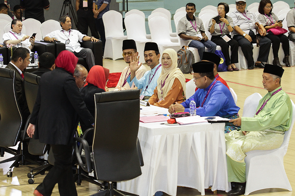 Candidates for the Sungai Kandis by-election, PKR’s Mohd Zawawi Ahmad Mughni and BN's Datuk Lokman Noor Adam, submit their election nomination papers at Dewan Besar Tanjung in Shah Alam July 21, 2018.