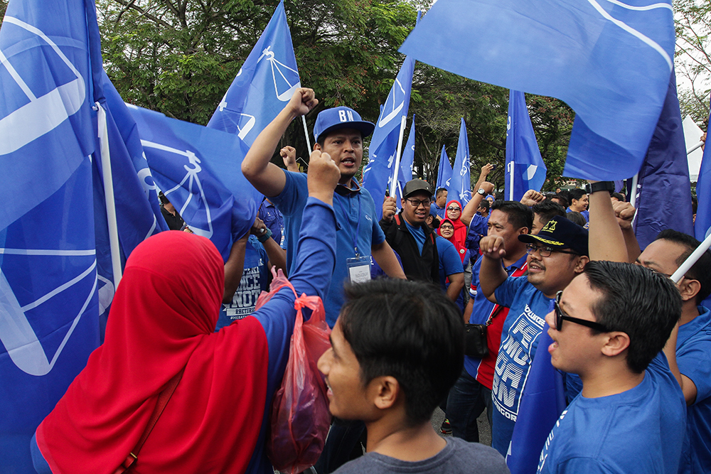 Barisan Nasional supporters gather during nomination day for the Sungai Kandis by-election at Dewan Besar Tanjung in Shah Alam July 21, 2018. u00e2u20acu201d Picture by Miera Zulyana
