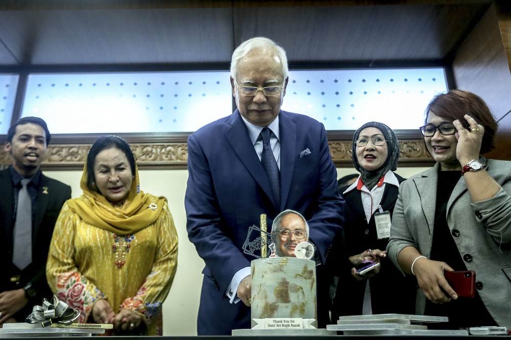 Datuk Seri Najib Razak cuts into his birthday cake during a celebration at the Parliament lobby in Kuala Lumpur July 23, 2018. u00e2u20acu201d Picture by Hari Anggara