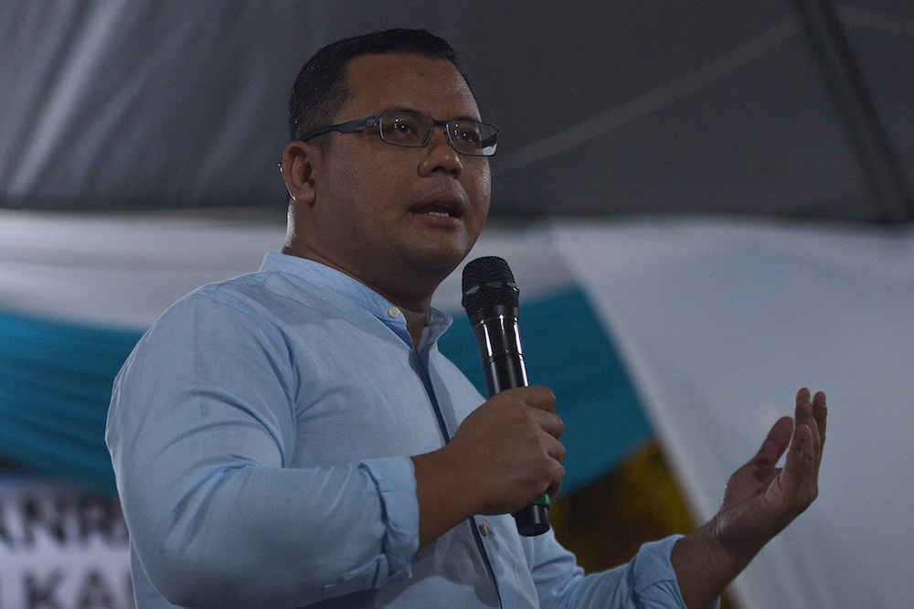 Amirudin Shari speaks during a campaign event in Taman Sri Andalas, Klang July 24, 2018. u00e2u20acu201d Picture by Mukhriz Hazim