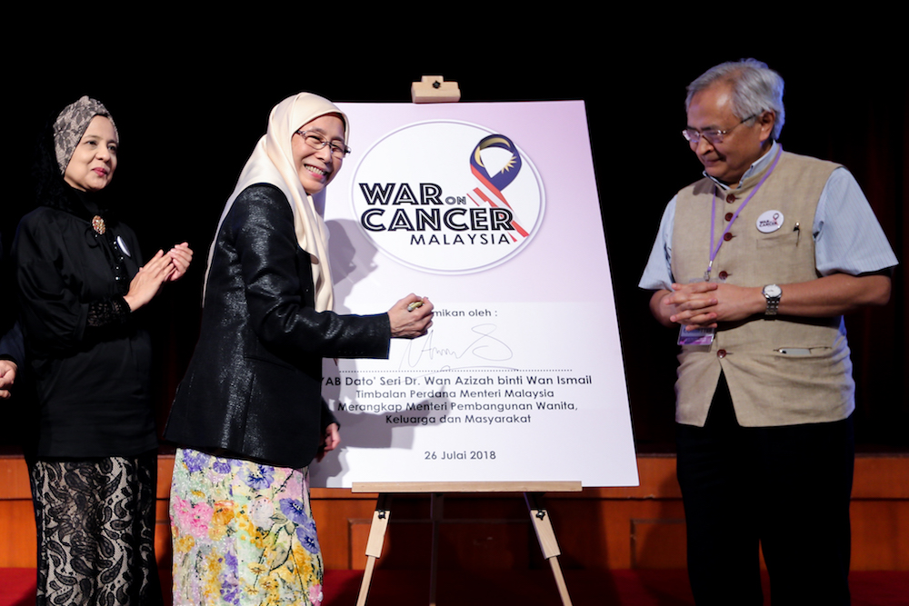 Datuk Seri Dr Wan Azizah Wan Ismail officiates the u00e2u20acu02dcWar on Canceru00e2u20acu2122 initiative in Kuala Lumpur July 26, 2018. u00e2u20acu201d Picture by Ahmad Zamzahuri