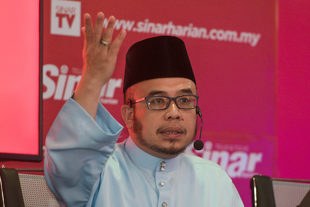 Datuk Asri Zainul Abidin speaks during a forum in Shah Alam July 27, 2018. — Picture by Mukhriz Hazim