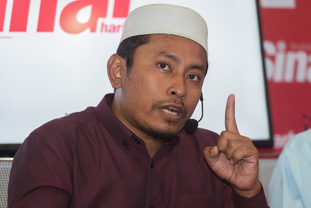 PAS vice Youth chief Fadhli Shaari speaks during a forum in Shah Alam July 27, 2018. u00e2u20acu201d Picture by Mukhriz Hazim