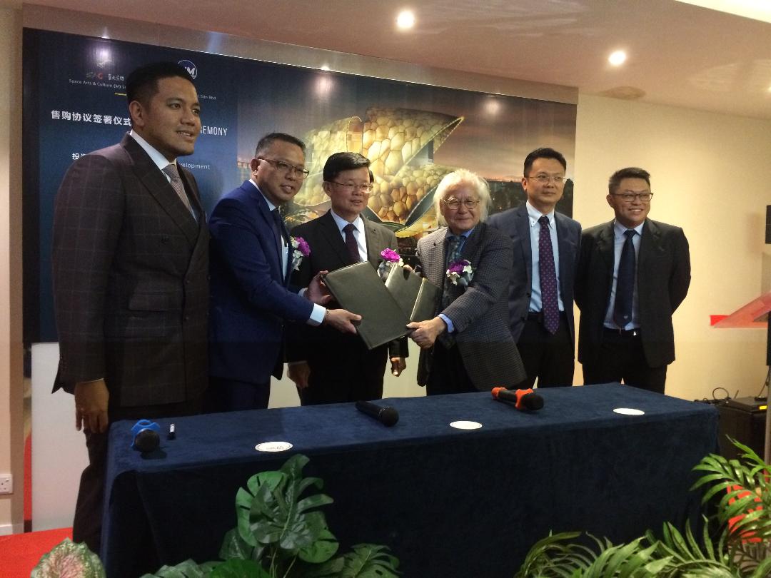 Penang Chief Minister Chow Kon Yeow (third from left) with Professor Lin (third from right). — Pictures by Paul Toh