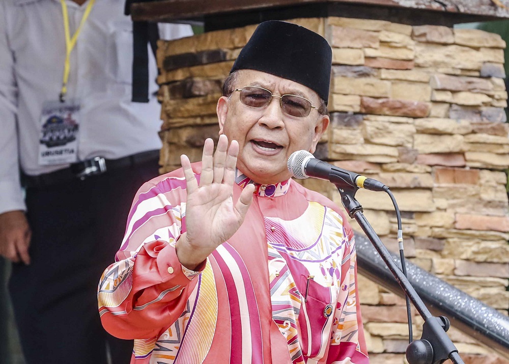 Tan Sri Rais Yatim speaks during a rally at Padang Kelab Sultan Sulaiman in Kuala Lumpur July 28, 2018. u00e2u20acu201d Picture by Firdaus Latif