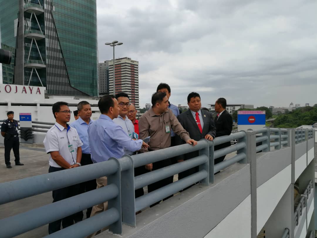 Transport Minister Anthony Loke (centre) during his visit to the Sultan Iskandar Buildingu00e2u20acu2122s CIQ checkpoint in Johor Baru July 30, 2018. u00e2u20acu201d Picture courtesy of Ministry of Transport