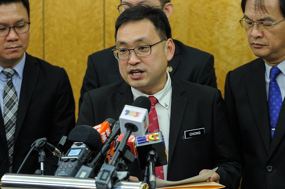Sarawak Pakatan Harapan leader Chong Chieng Jen (centre) speaks during a press conference at the Parliament lobby in Kuala Lumpur July 30, 2018. u00e2u20acu201d Picture by Shafwan Zaidon
