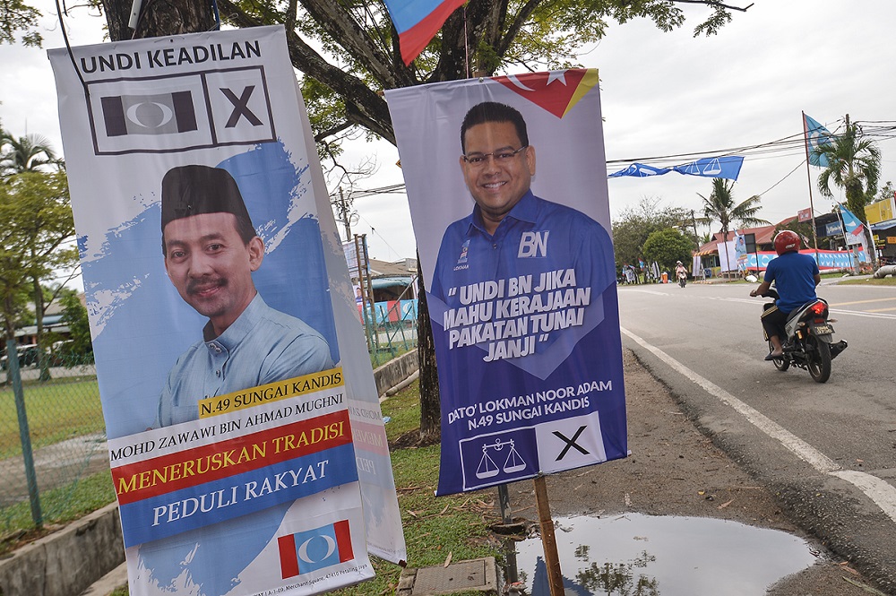 Banners showing candidates for the sungai Kandis by-election are seen at Kampung Jalan Kebun July 30, 2018. There is likelihood that the Sungai Kandis poll will register a slightly smaller headcount compared to the May 9 turnout. — Picture by Mukhriz Hazim